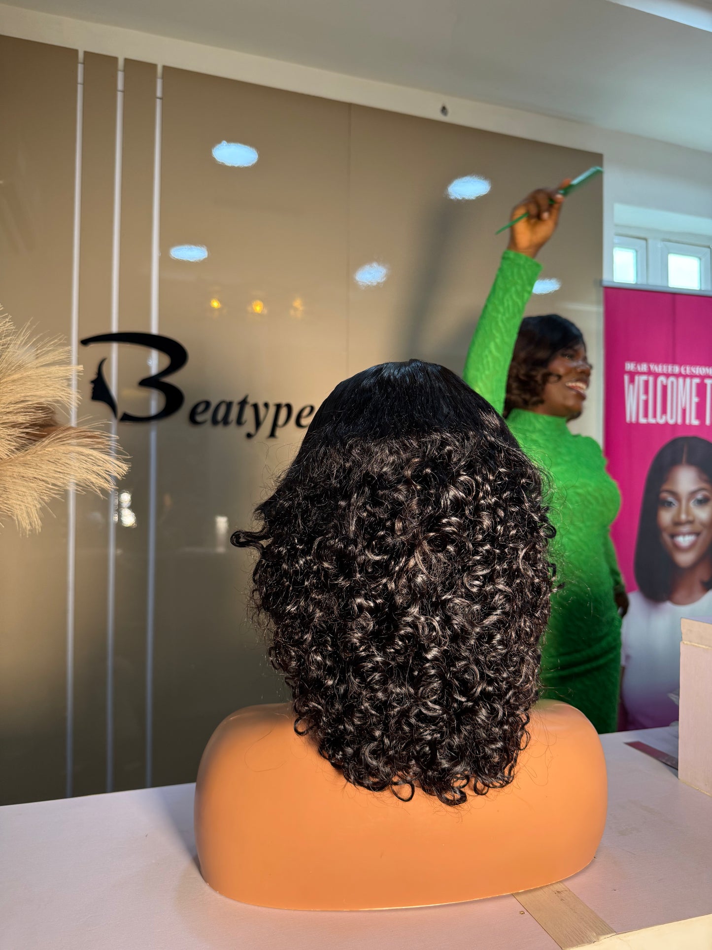 Deal B33 Half cast fumi curls
Unit; luxury wig
Maintenance; leave in conditioner, water, and wide mouthed brush
Length: 14"