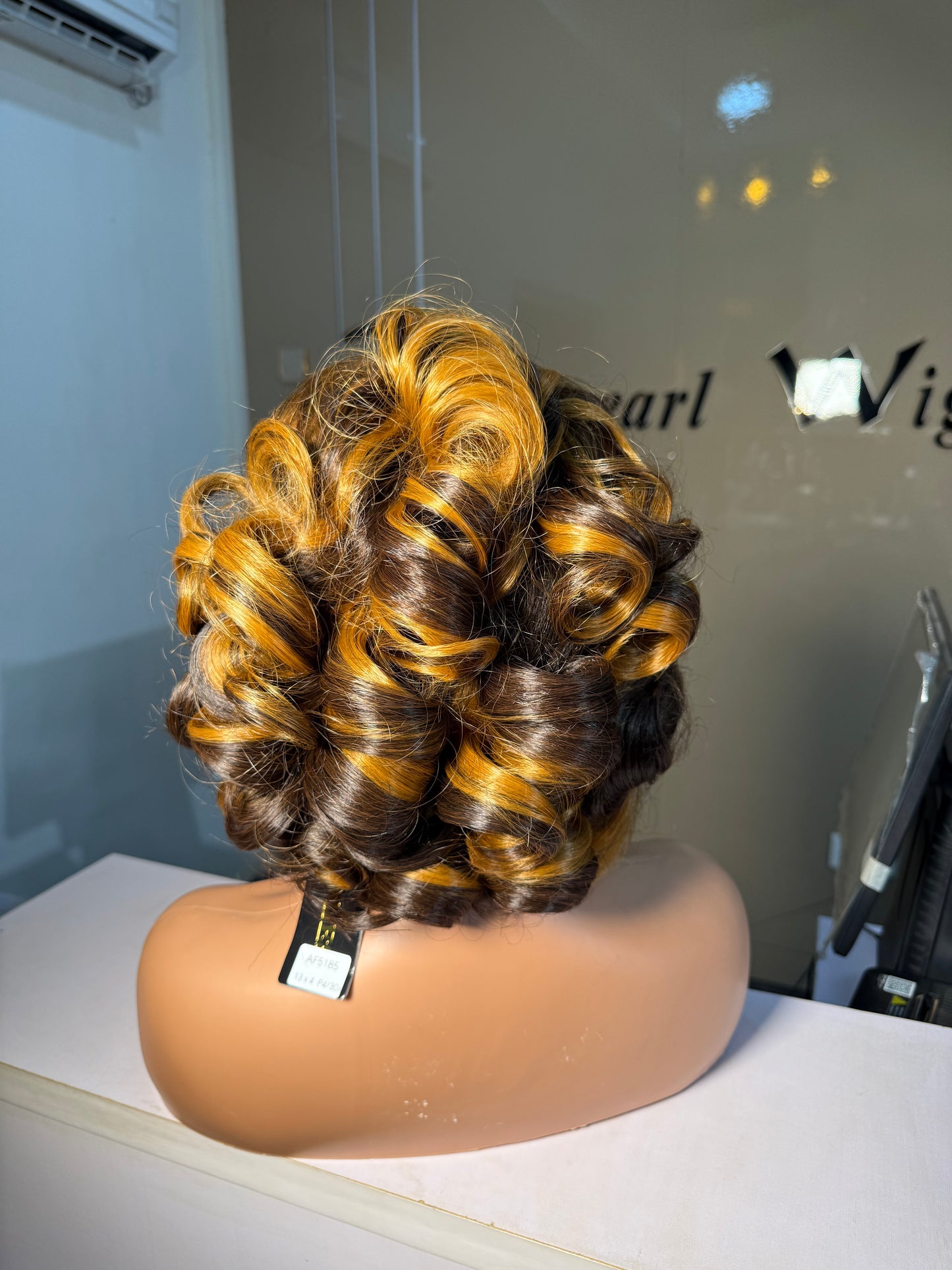 Deal B40
Amy bounce
Colour: ombre or chestnut brown
Hair type.... human hair
Length: 12"
