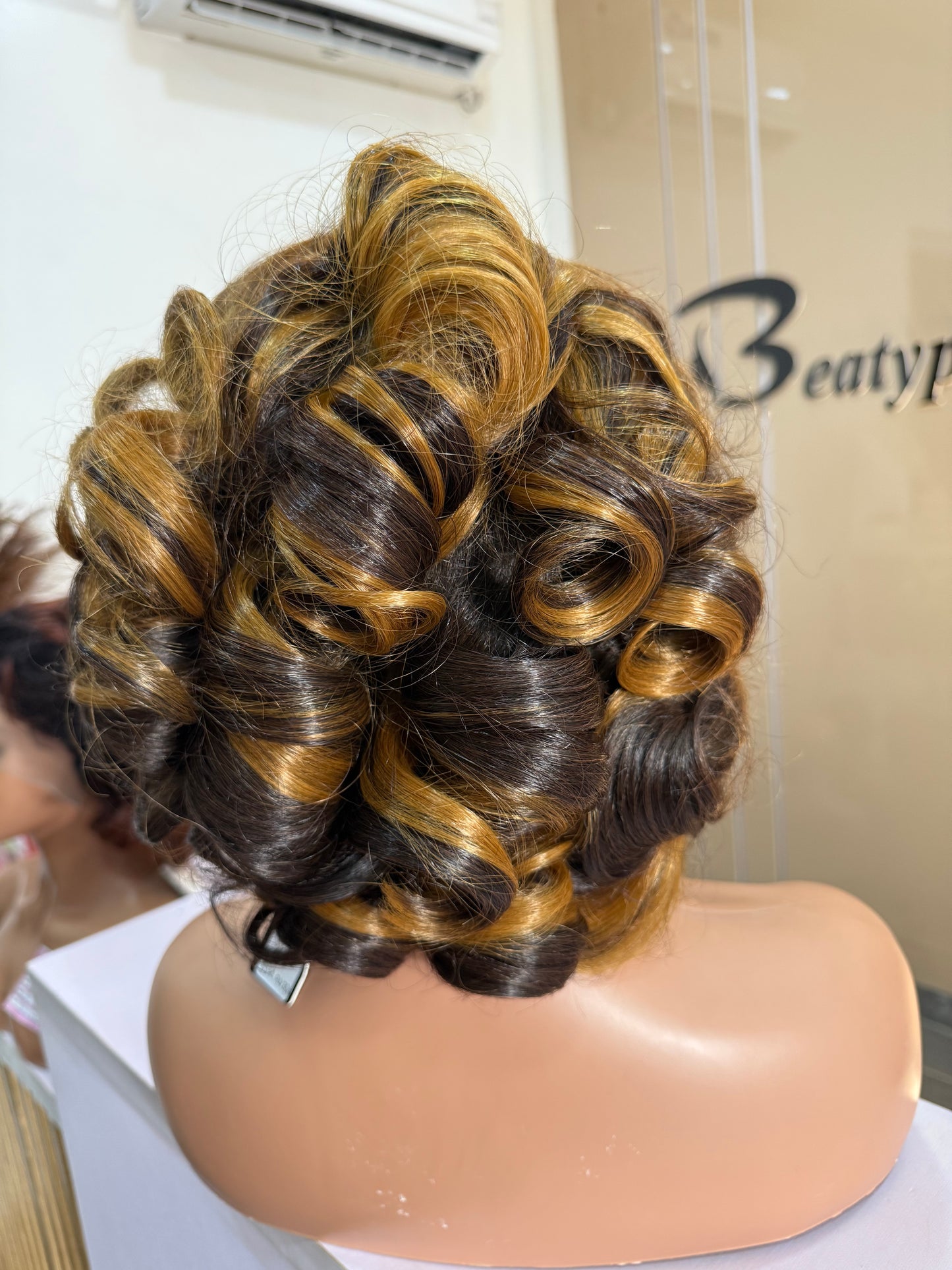 Deal B40
Amy bounce
Colour: ombre or chestnut brown
Hair type.... human hair
Length: 12"