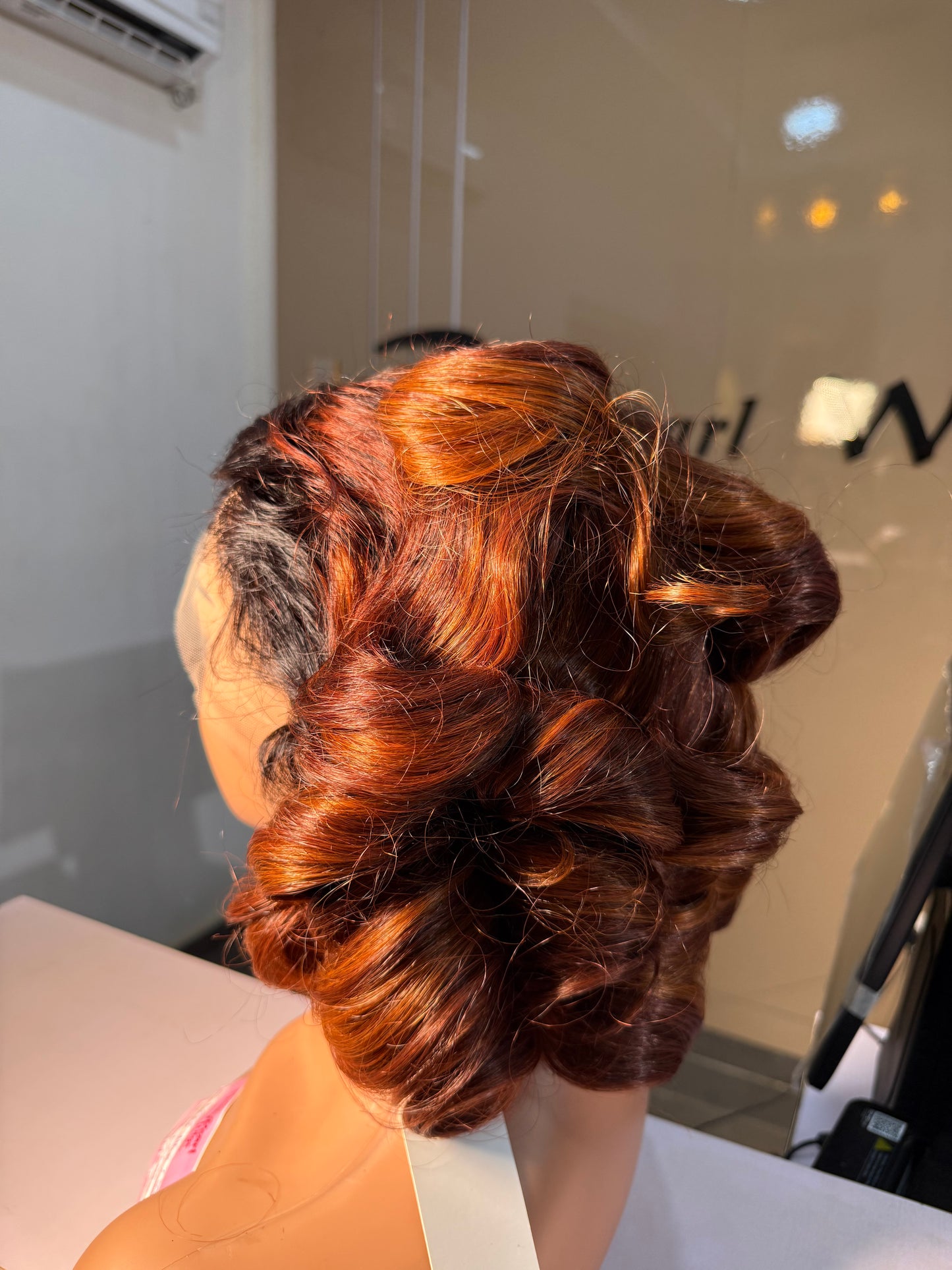 Deal B40
Amy bounce
Colour: ombre or chestnut brown
Hair type.... human hair
Length: 12"