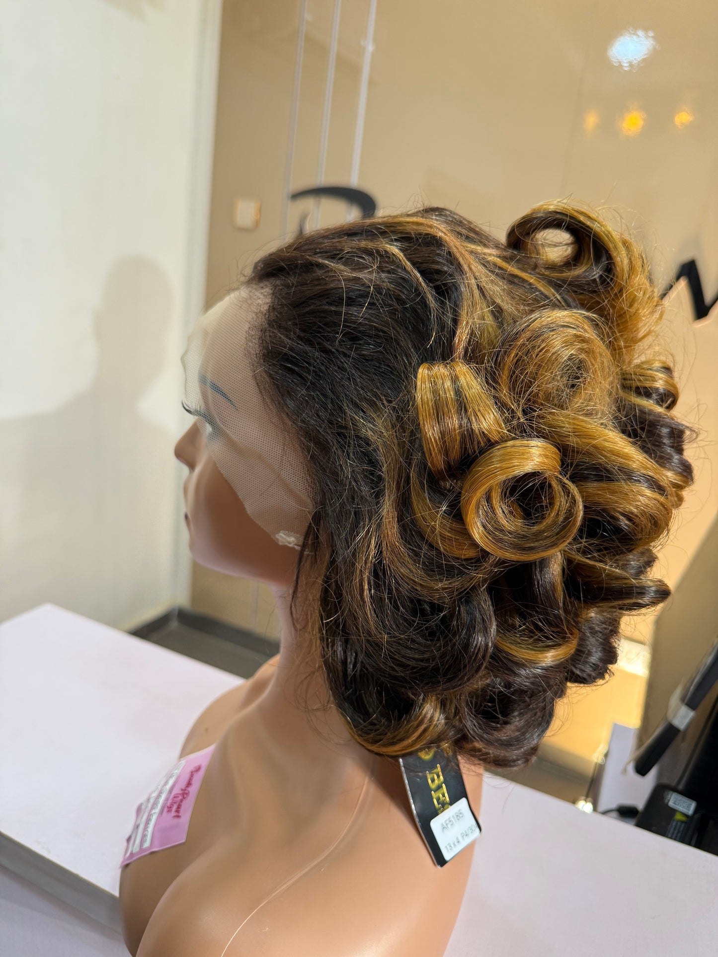 Deal B40
Amy bounce
Colour: ombre or chestnut brown
Hair type.... human hair
Length: 12"