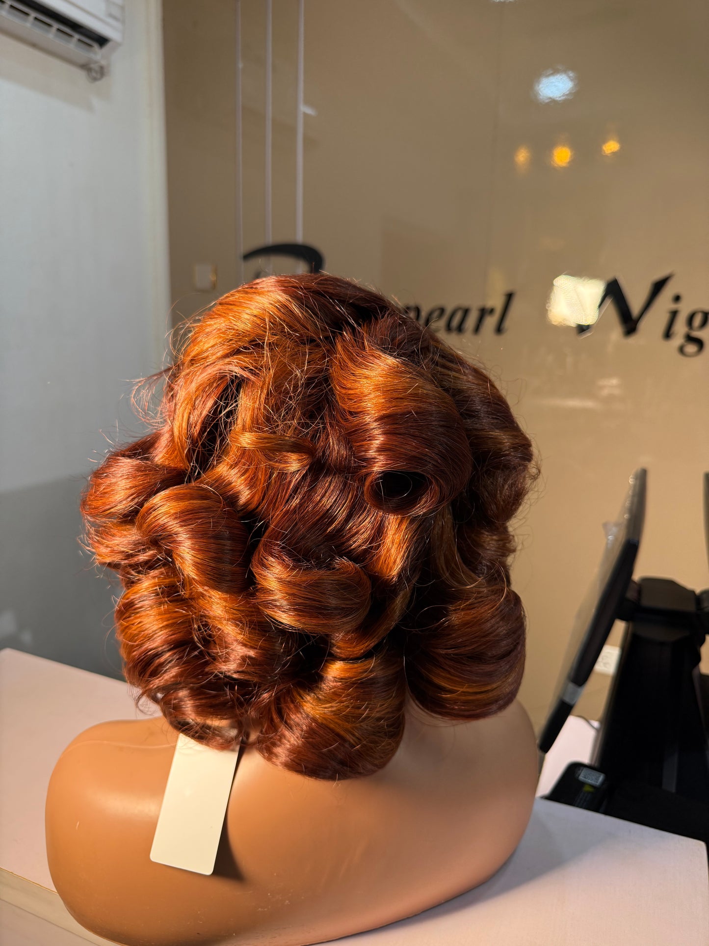 Deal B40
Amy bounce
Colour: ombre or chestnut brown
Hair type.... human hair
Length: 12"