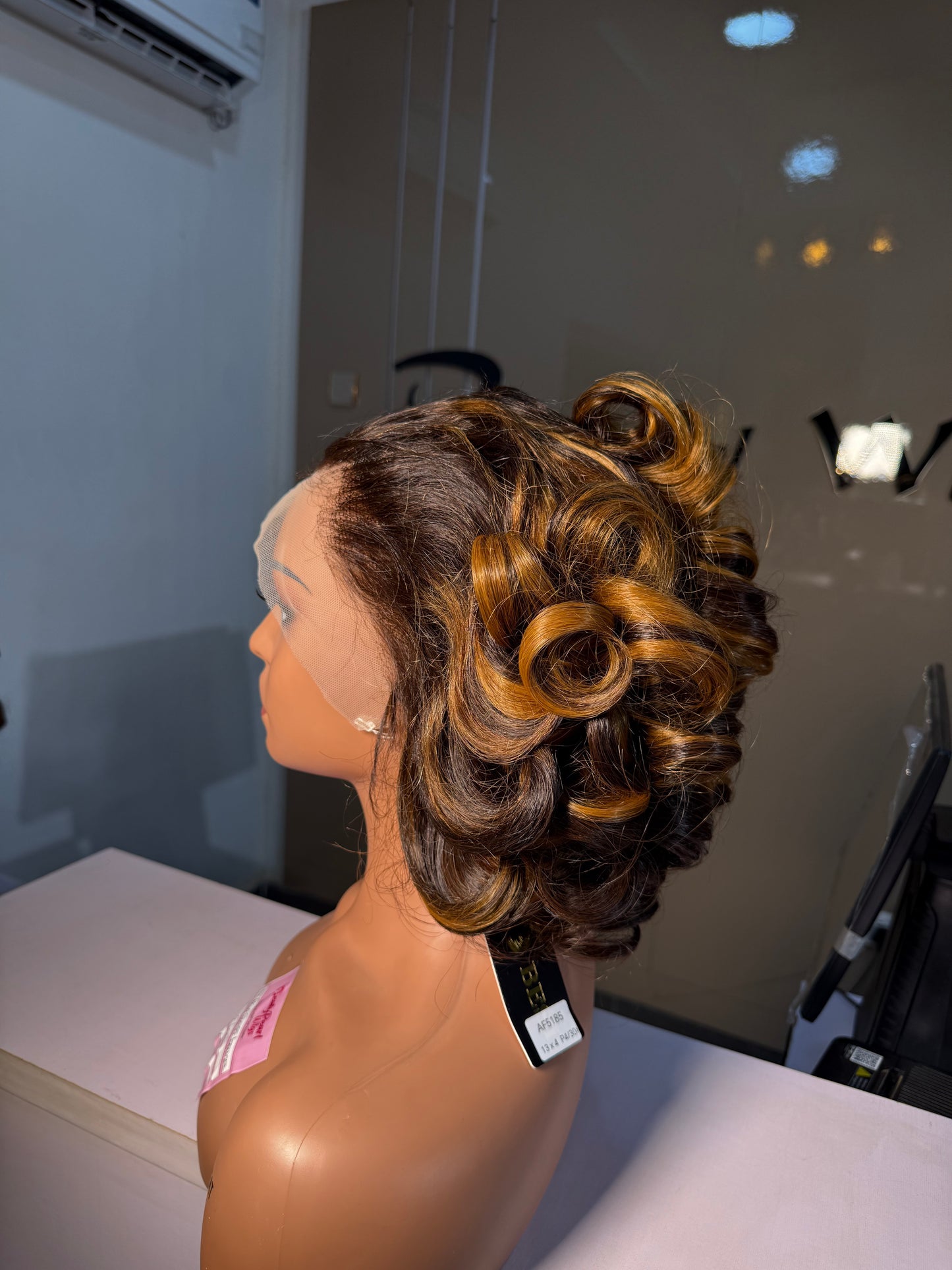 Deal B40
Amy bounce
Colour: ombre or chestnut brown
Hair type.... human hair
Length: 12"
