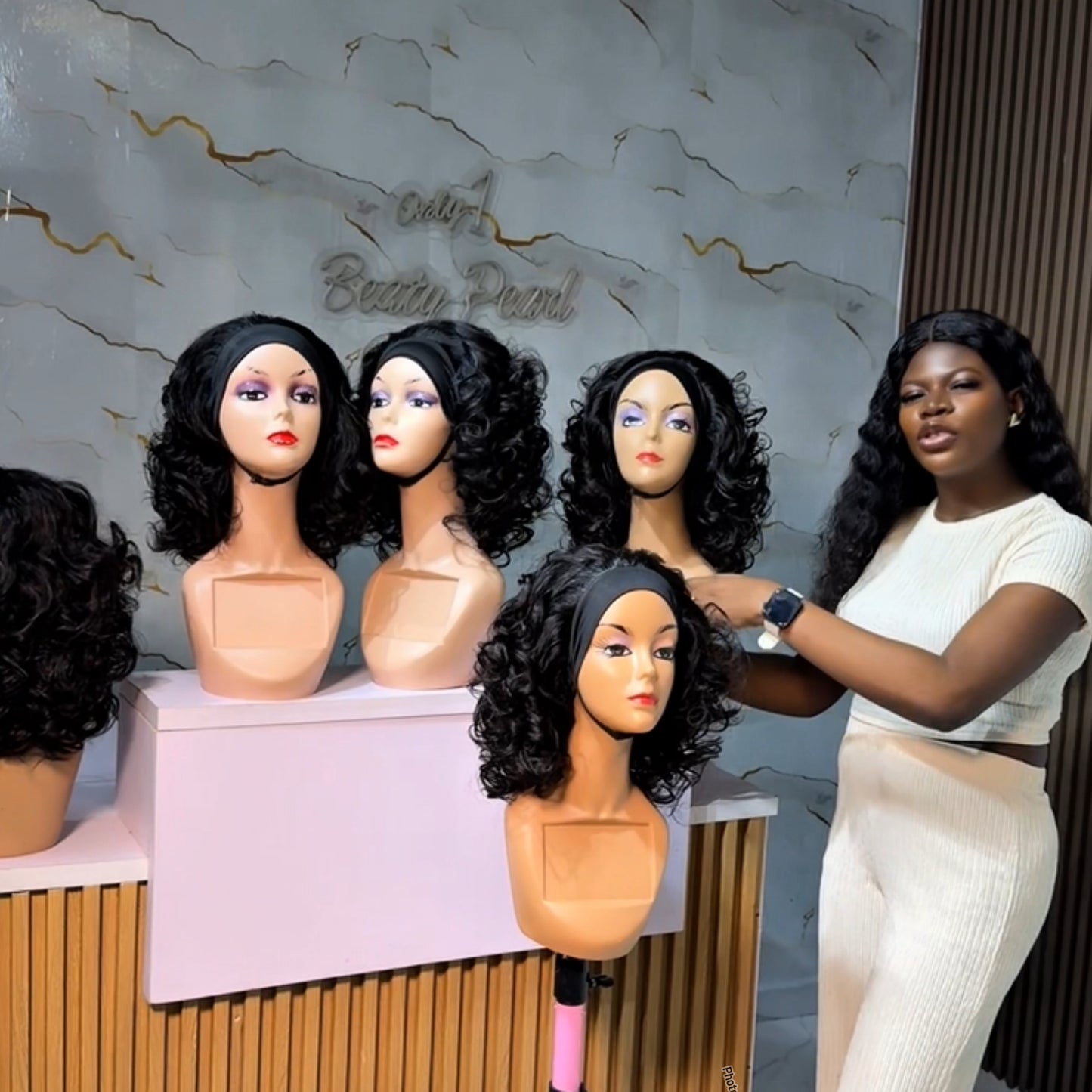Deal B5
DD Rose band wig 
Hair type; 100% human hair 

Normal price; 28,000
Sales price: 17,900😳