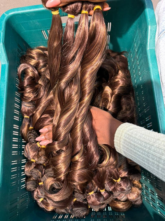Deal S50 Chestnut bouncy bundle  Comes in 4 bundles + matching closure Hair type; soft human hair blend