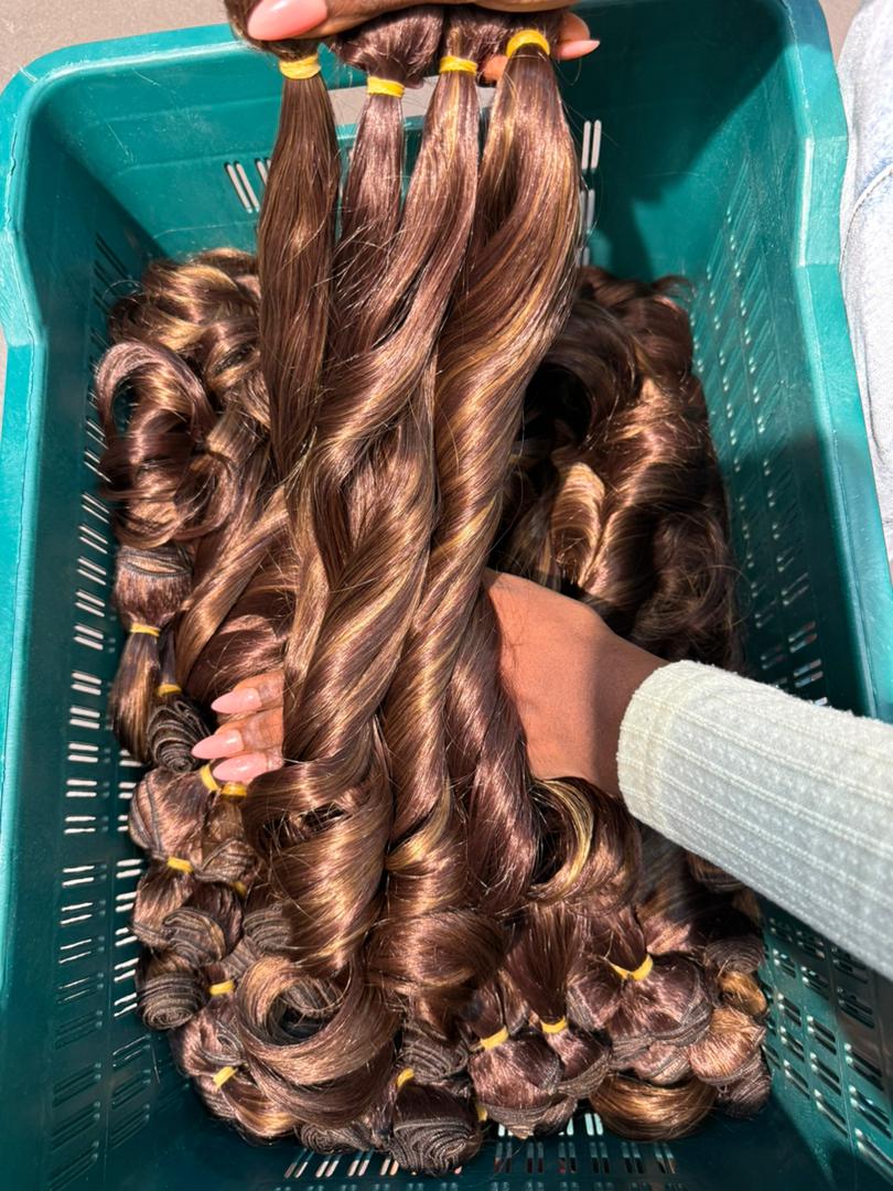 Deal S50 Chestnut bouncy bundle  Comes in 4 bundles + matching closure Hair type; soft human hair blend